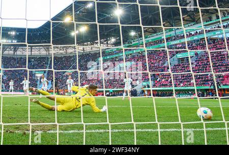 Alphonso DAVIES, FCB 19-Punkte, schießt Tor, Tor, Treffer, Torschuss, 0-2 gegen Finn Gilbert Dahmen, Torhüter FCA 1 im Spiel FC AUGSBURG - FC BAYERN MÜNCHEN am 27. Januar 2024 in Augsburg. Saison 2023/2024, 1.Bundesliga, FCA, FCB, Spieltag 19, 19.Spieltag © Peter Schatz / Alamy Live News - DFL-VORSCHRIFTEN VERBIETEN DIE VERWENDUNG VON FOTOGRAFIEN als BILDSEQUENZEN und/oder QUASI-VIDEO - Stockfoto