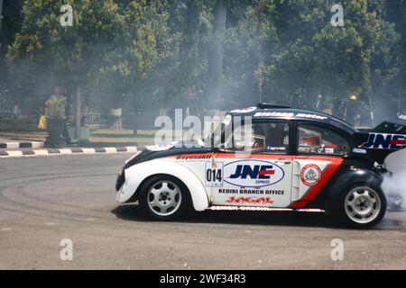 Volkswagen Käfer treibt während des VW Indonesia Jamboree-Treffens in Malang Stockfoto