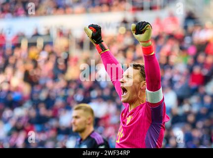 Manuel NEUER, Torhüter FCB 1 feiert am 27. Januar 2024 in Augsburg ein Tor, glücklich, lachen, feiern, im Spiel FC AUGSBURG - FC BAYERN MÜNCHEN 2-3. Saison 2023/2024, 1.Bundesliga, FCA, FCB, Spieltag 19, 19.Spieltag © Peter Schatz / Alamy Live News - DFL-VORSCHRIFTEN VERBIETEN DIE VERWENDUNG VON FOTOGRAFIEN als BILDSEQUENZEN und/oder QUASI-VIDEO - Stockfoto