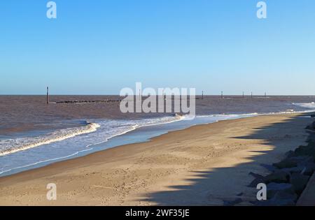 Ein Blick in Richtung Südosten entlang des Strandes mit Seeschutzanlagen und künstlichen Küstenriffen zum Schutz der Küste bei Sea Palling, Norfolk, England, Großbritannien. Stockfoto