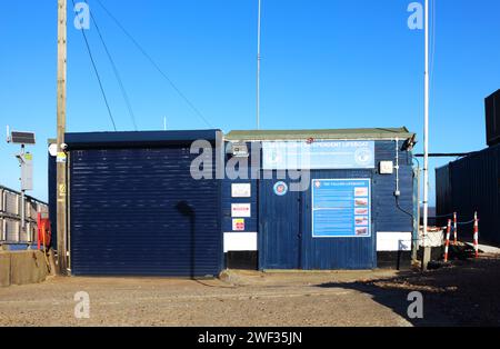 Unabhängige Lifeboat-Station mit Blick auf den Strand an der Küste von Norfolk bei Sea Palling, Norfolk, England, Großbritannien. Stockfoto