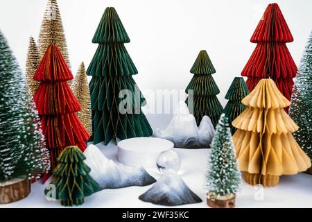 Desktop-Fotobereich mit weihnachtlichem Motiv auf weißem Hintergrund, Seitenansicht Stockfoto