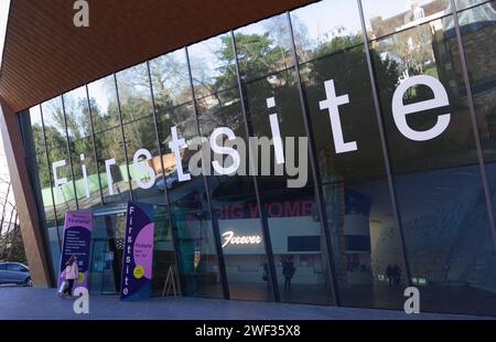 Firstsite Colchester, Museum des Kunstfonds des Jahres 2021. Es ist eine Organisation für zeitgenössische bildende Kunst, die in einem Gebäude untergebracht ist, das von Rafael Vinoly entworfen wurde Stockfoto