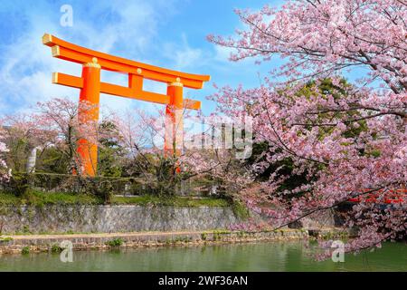 Kyoto, Japan - 2. April 2023: Bootstour auf dem Okazaki Jikkokubune, 3 km vom Nanzenji-Bootsanleger zum Ebisu-Staudamm und hin- und Rückfahrt Stockfoto