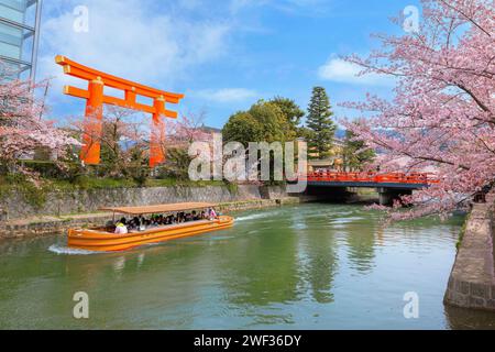 Kyoto, Japan - 2. April 2023: Bootstour auf dem Okazaki Jikkokubune, 3 km vom Nanzenji-Bootsanleger zum Ebisu-Staudamm und hin- und Rückfahrt Stockfoto