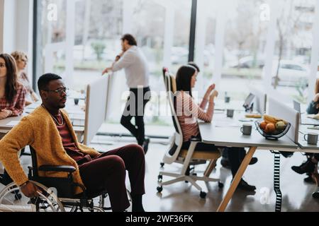 Verschiedene Geschäftsteams arbeiten in einem modernen Büro zusammen und arbeiten gemeinsam an Projektlösungen mit Laptops und Papierkram. Stockfoto