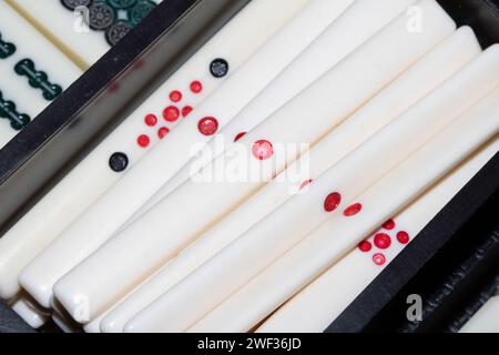 Ein Mahjong oder mah-jongg Spiel Pieces and Dice Nahaufnahme Stockfoto