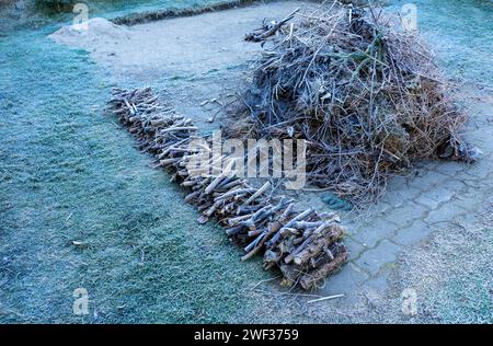 Gartenabfälle im Garten mit Brennholz Stockfoto