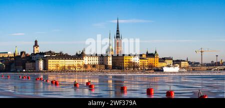 Stockholm, Schweden. Großes Panorama der Altstadt und der Insel Riddarholmen im Winter, Kirche und historische Gebäude. Eis auf dem See Stockfoto