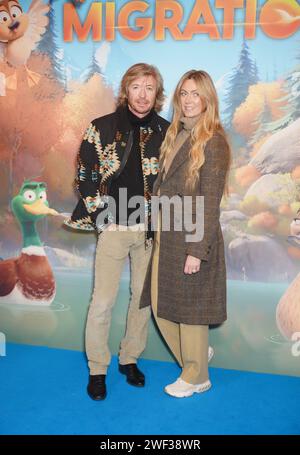 Nicky Clarke und Kelly Simpkin nehmen am Vue Leicester Square im Zentrum von London an einer Prominenz-Vorführung von Migration Teil. Bilddatum: Sonntag, 28. Januar 2024. Stockfoto