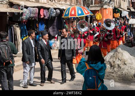 Kathmandu, Nepal - März 20,2023 : die Hochzeitsprozession führt durch die Straßen des Patan Durbar Square mit Blasmusik. Stockfoto