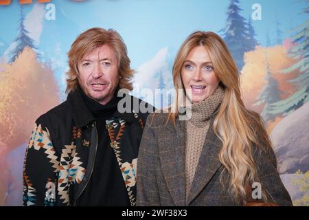 Nicky Clarke und Kelly Simpkin nehmen am Vue Leicester Square im Zentrum von London an einer Prominenz-Vorführung von Migration Teil. Bilddatum: Sonntag, 28. Januar 2024. Stockfoto