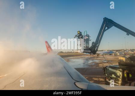 Jet2.com Boeing 737-800-Flügel wird vor dem Start am Flughafen Brimingham enteist. Stockfoto