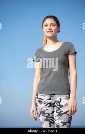Glückliche junge Frau aussehende Weg Lächeln im freien Stockfoto