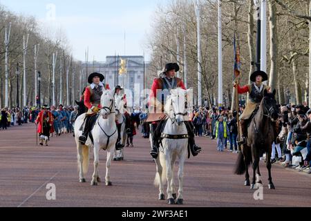 The Mall, London, Großbritannien. Januar 2024. Zur Erinnerung an die Hinrichtung König Karl I., inszeniert von Mitgliedern der Königsarmee, einem royalistischen Zweig der englischen Bürgerkriegsgesellschaft. Stockfoto