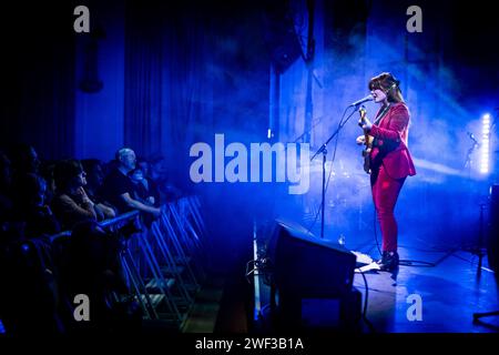 Edinburgh, Schottland. Samstag, 27. Januar 2024. Die schottische Sängerin und Songwriterin Stina Tweeddale, auch bekannt als Honeyblood, stand 2024 auf der Bühne der Assembly Rooms im Rahmen des Burns & Beyond Festivals. Im Sommer 2024 tourte sie durch Großbritannien und feierte den 10. Jahrestag ihres Debütalbums Honeyblood, das 2014 auf dem Label Fat Cat veröffentlicht wurde. Stockfoto