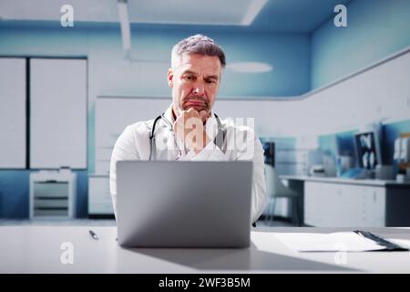 Ältere Ältere Mann Doktor Computer Video Konferenz Stockfoto