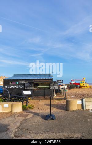 Fishmongers Hut am Strand Aldeburgh an einem kalten und hellen Januarmorgen mit Angelboot und Angelgerät im Bild Stockfoto