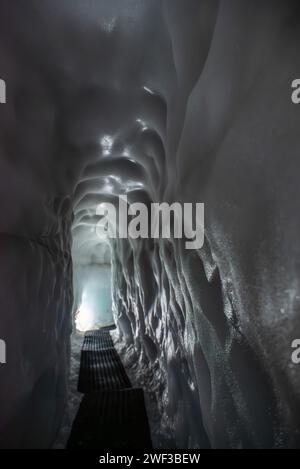 HINTERTUX, ÖSTERREICH - 10. SEPTEMBER 2023 - Ein schmaler Pfad in einer natürlichen Eishöhle Stockfoto