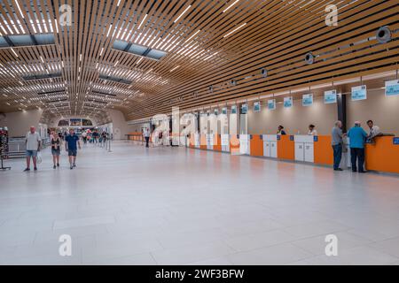 Kreuzfahrtpassagiere, die ihre Bootstour vom Inneren des Hauptterminals in Santa Cruz auf Teneriffa auf den Kanarischen Inseln buchen. Stockfoto