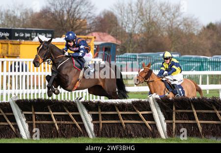 Doncaster Racecourse, Großbritannien. Januar 2024. Dysart Enos und Paddy Brennan gewinnen den Download the at the Races App Novices Hürden für Trainer Fergal O'Brien und Besitzer The Good Stock Syndicate. Credit JTW equine Images / Alamy Live News Stockfoto