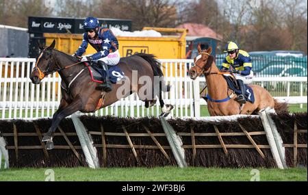 Doncaster Racecourse, Großbritannien. Januar 2024. Dysart Enos und Paddy Brennan gewinnen den Download the at the Races App Novices Hürden für Trainer Fergal O'Brien und Besitzer The Good Stock Syndicate. Credit JTW equine Images / Alamy Live News Stockfoto