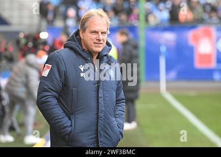 28. Januar 2024, Hamburg: Fußball: Bundesliga 2, Hamburger SV - Karlsruher SC, 19. Spieltag, Volksparkstadion. KSC-Trainer Christian Eichner steht vor Spielbeginn auf der Bank. Foto: Carmen Jaspersen/dpa - WICHTIGER HINWEIS: Gemäß den Vorschriften der DFL Deutschen Fußball-Liga und des DFB Deutschen Fußball-Bundes ist es verboten, im Stadion und/oder im Spiel aufgenommene Fotografien in Form von sequenziellen Bildern und/oder videoähnlichen Fotoserien zu verwenden oder zu verwenden. Stockfoto