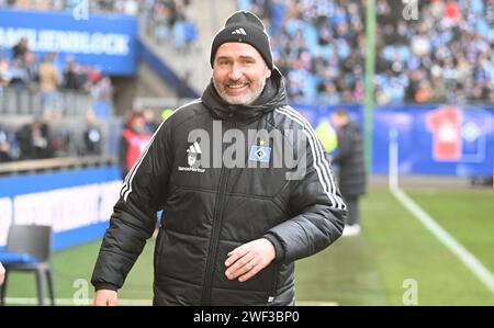 28. Januar 2024, Hamburg: Fußball: Bundesliga 2, Hamburger SV - Karlsruher SC, 19. Spieltag, Volksparkstadion. HSV-Trainer Tim Walter geht vor Spielbeginn auf die Bank. Foto: Carmen Jaspersen/dpa - WICHTIGER HINWEIS: Gemäß den Vorschriften der DFL Deutschen Fußball-Liga und des DFB Deutschen Fußball-Bundes ist es verboten, im Stadion und/oder im Spiel aufgenommene Fotografien in Form von sequenziellen Bildern und/oder videoähnlichen Fotoserien zu verwenden oder zu verwenden. Stockfoto