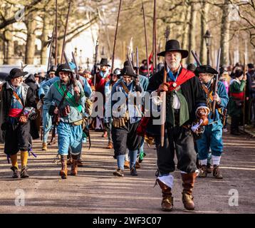 The Mall, London, Großbritannien. Januar 2024. Die King's Army, die englische Bürgerkriegsgesellschaft, die royalistische Hälfte der englischen Bürgerkriegsgesellschaft, hat sich in der Mall versammelt und dann in einer feierlichen Beerdigungsprozession zur Pferdegarde-Parade zum Gedenken an König Karl I. marschiert, der am 30. Januar 1649 zum Märtyrer wurde.Paul Quezada-Neiman/Alamy Live News Credit: Paul Quezada-Neiman/Alamy Live News Stockfoto