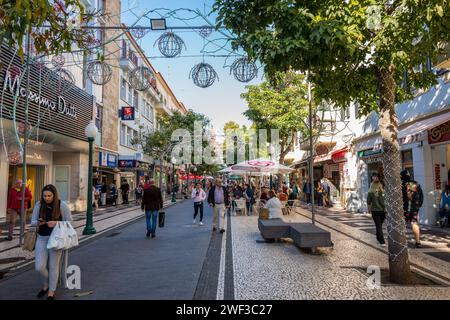 Die Fußgängerzone in der madeirischen Stadt Funchal. Stockfoto