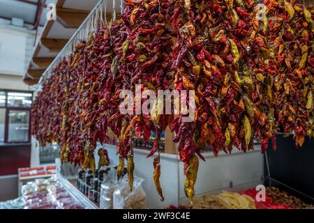 Getrocknete Chilischoten auf dem Obst-, Lebensmittel- und Fischmarkt in Funchal. Stockfoto