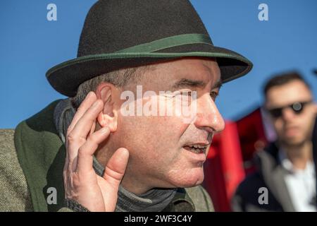 Hubert Aiwanger, Teilnehmer bei Kundgebung der Mittelstand steht auf, gegen Ampelpolitik, Theresienwiese, München, 28. Januar 2024 Deutschland, München, 28. Januar 2024, Hubert Aiwanger, stellvertretender Bayerischer Ministerpräsident, Vorsitzender der Freien Wähler, Hand am Ohr, Teilnehmer bei: der Mittelstand steht auf, Motto einer Protest-Kundgebung auf der Theresienwiese, rotest gegen die Politik der Ampelregierung, organisiert von einem Bündnis Hand in Hand für unser Land , mehrere tausend Teilnehmer, Teilnehmer, angesprochen waren u.a. Mittelständler, Handwerker, Bauern, Rentner, Mütter, Stockfoto