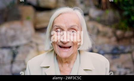Nahaufnahme Porträt einer Urgroßmutter, die lächelt Stockfoto