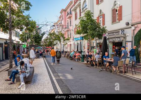 Die Fußgängerzone in der madeirischen Stadt Funchal. Stockfoto