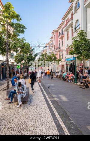 Die Fußgängerzone in der madeirischen Stadt Funchal. Stockfoto