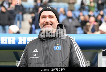 28. Januar 2024, Hamburg: Fußball: Bundesliga 2, Hamburger SV - Karlsruher SC, 19. Spieltag, Volksparkstadion. HSV-Trainer Tim Walter steht vor Spielbeginn vor der Bank. Foto: Carmen Jaspersen/dpa - WICHTIGER HINWEIS: Gemäß den Vorschriften der DFL Deutschen Fußball-Liga und des DFB Deutschen Fußball-Bundes ist es verboten, im Stadion und/oder im Spiel aufgenommene Fotografien in Form von sequenziellen Bildern und/oder videoähnlichen Fotoserien zu verwenden oder zu verwenden. Stockfoto