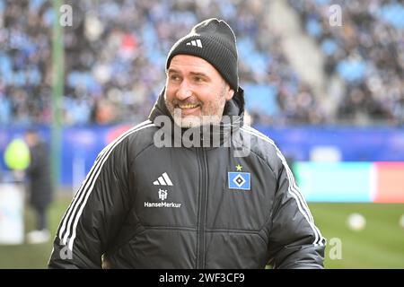 28. Januar 2024, Hamburg: Fußball: Bundesliga 2, Hamburger SV - Karlsruher SC, 19. Spieltag, Volksparkstadion. HSV-Trainer Tim Walter geht vor Spielbeginn auf die Bank. Foto: Carmen Jaspersen/dpa - WICHTIGER HINWEIS: Gemäß den Vorschriften der DFL Deutschen Fußball-Liga und des DFB Deutschen Fußball-Bundes ist es verboten, im Stadion und/oder im Spiel aufgenommene Fotografien in Form von sequenziellen Bildern und/oder videoähnlichen Fotoserien zu verwenden oder zu verwenden. Stockfoto