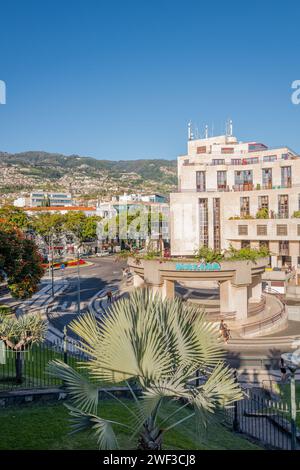 Bank- und Geschäftsgebäude und Einkaufszentrum am Kreisverkehr Chafariz in Funchal, Madeira. Stockfoto