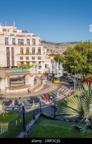 Bank- und Geschäftsgebäude und Einkaufszentrum am Kreisverkehr Chafariz in Funchal, Madeira. Stockfoto