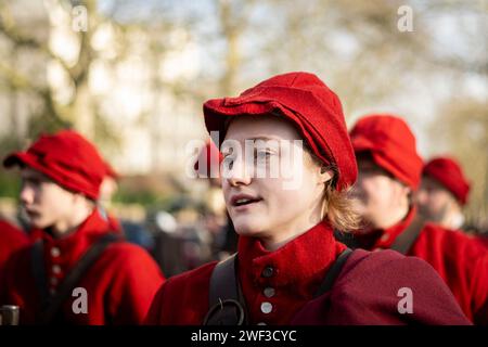 London, Großbritannien. 28. Januar 2024. Mitglieder der King’s Army (der royalistischen Hälfte der englischen Bürgerkriegsgesellschaft) verfolgen die letzte Reise von König Karl I. im Jahr 1649, der vom St James’s Palace zum Banqueting House auf Whitehall geführt wurde, um enthauptet zu werden. Der in voller Kostümierung stattfindende marsch besteht aus Freiwilligen in royalistischen Kostümen und berittenen Truppen mit Waffen, die an den „schrecklichen Mord seiner Majestie“ erinnern. Quelle: Stephen Chung / Alamy Live News Stockfoto