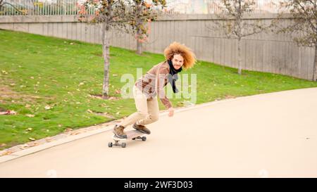 Alternativer junger Mann Skateboarding in einem Stadtpark Stockfoto