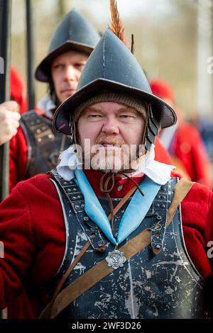 London, Großbritannien. 28. Januar 2024. Mitglieder der King’s Army (der royalistischen Hälfte der englischen Bürgerkriegsgesellschaft) verfolgen die letzte Reise von König Karl I. im Jahr 1649, der vom St James’s Palace zum Banqueting House auf Whitehall geführt wurde, um enthauptet zu werden. Der in voller Kostümierung stattfindende marsch besteht aus Freiwilligen in royalistischen Kostümen und berittenen Truppen mit Waffen, die an den „schrecklichen Mord seiner Majestie“ erinnern. Quelle: Stephen Chung / Alamy Live News Stockfoto