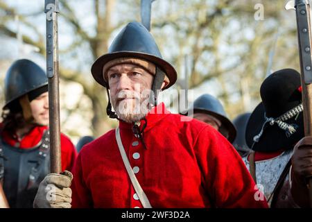 London, Großbritannien. 28. Januar 2024. Mitglieder der King’s Army (der royalistischen Hälfte der englischen Bürgerkriegsgesellschaft) verfolgen die letzte Reise von König Karl I. im Jahr 1649, der vom St James’s Palace zum Banqueting House auf Whitehall geführt wurde, um enthauptet zu werden. Der in voller Kostümierung stattfindende marsch besteht aus Freiwilligen in royalistischen Kostümen und berittenen Truppen mit Waffen, die an den „schrecklichen Mord seiner Majestie“ erinnern. Quelle: Stephen Chung / Alamy Live News Stockfoto