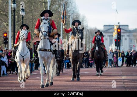 London, Großbritannien. 28. Januar 2024. Mitglieder der King’s Army (der royalistischen Hälfte der englischen Bürgerkriegsgesellschaft) verfolgen die letzte Reise von König Karl I. im Jahr 1649, der vom St James’s Palace zum Banqueting House auf Whitehall geführt wurde, um enthauptet zu werden. Der in voller Kostümierung stattfindende marsch besteht aus Freiwilligen in royalistischen Kostümen und berittenen Truppen mit Waffen, die an den „schrecklichen Mord seiner Majestie“ erinnern. Quelle: Stephen Chung / Alamy Live News Stockfoto