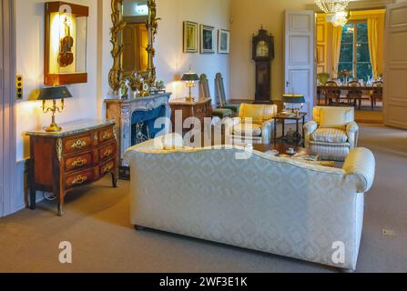 Das Innere des altmodischen Wohnzimmers Stockfoto