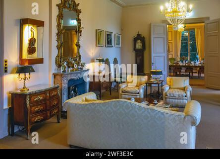 Das Innere des altmodischen Wohnzimmers Stockfoto