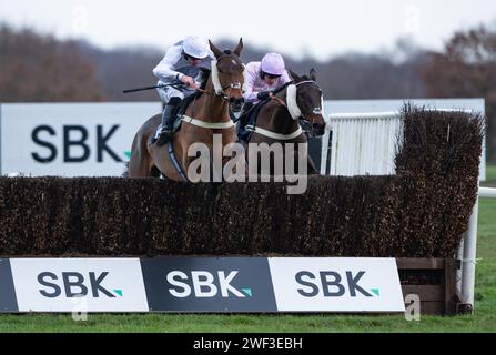 Snowy Evening und Henry Brooke gewinnen die SBK Novices Handicap Chase für Trainer Oliver Greenall & Josh Guerriero und Besitzer der Stockton Hopefuls. Credit JTW equine Images / Alamy Live News Stockfoto