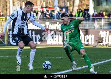 27.01.2024, Centus Arena, Aalen, Deutschland, 3. Liga, SSV Ulm 1846 vs. MSV Duisburg, im Bild Bastian Allgeier (SSV Ulm, #7), Niklas K?lle/Koelle (Duisburg, #11) Foto ? Die nordphoto GmbH/Hafner DFL-Vorschriften verbieten die Verwendung von Fotos als Bildsequenzen und/oder Quasi-Video Stockfoto