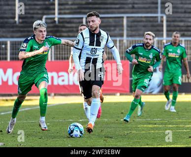 27.01.2024, Centus Arena, Aalen, Deutschland, 3. Liga, SSV Ulm 1846 vs MSV Duisburg, im Bild Philipp Maier (SSV Ulm, #26) setzt sich gegen Niklas K?lle/Koelle (Duisburg, #11) durch Foto ? Die nordphoto GmbH/Hafner DFL-Vorschriften verbieten die Verwendung von Fotos als Bildsequenzen und/oder Quasi-Video Stockfoto