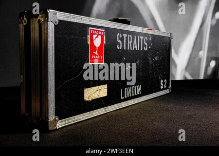 Weit gereiste Flugkoffer von Dire Straits Frontmann Mark Knopfler, die zusammen mit 120 Gitarren für wohltätige Zwecke verkauft wurden. Stockfoto